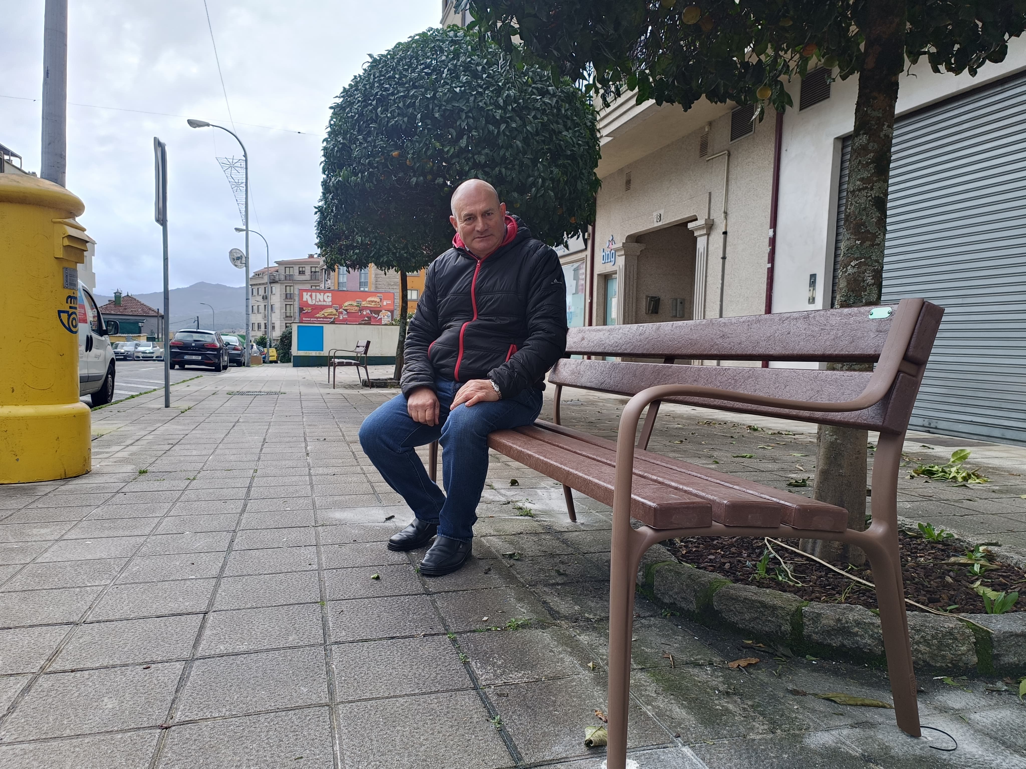 Marcial García, en uno de los nuevos bancos