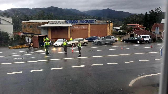 Axentes da Garda Civil no lugar do accidente mortal Axentes da Garda Civil no lugar do accidente mortal