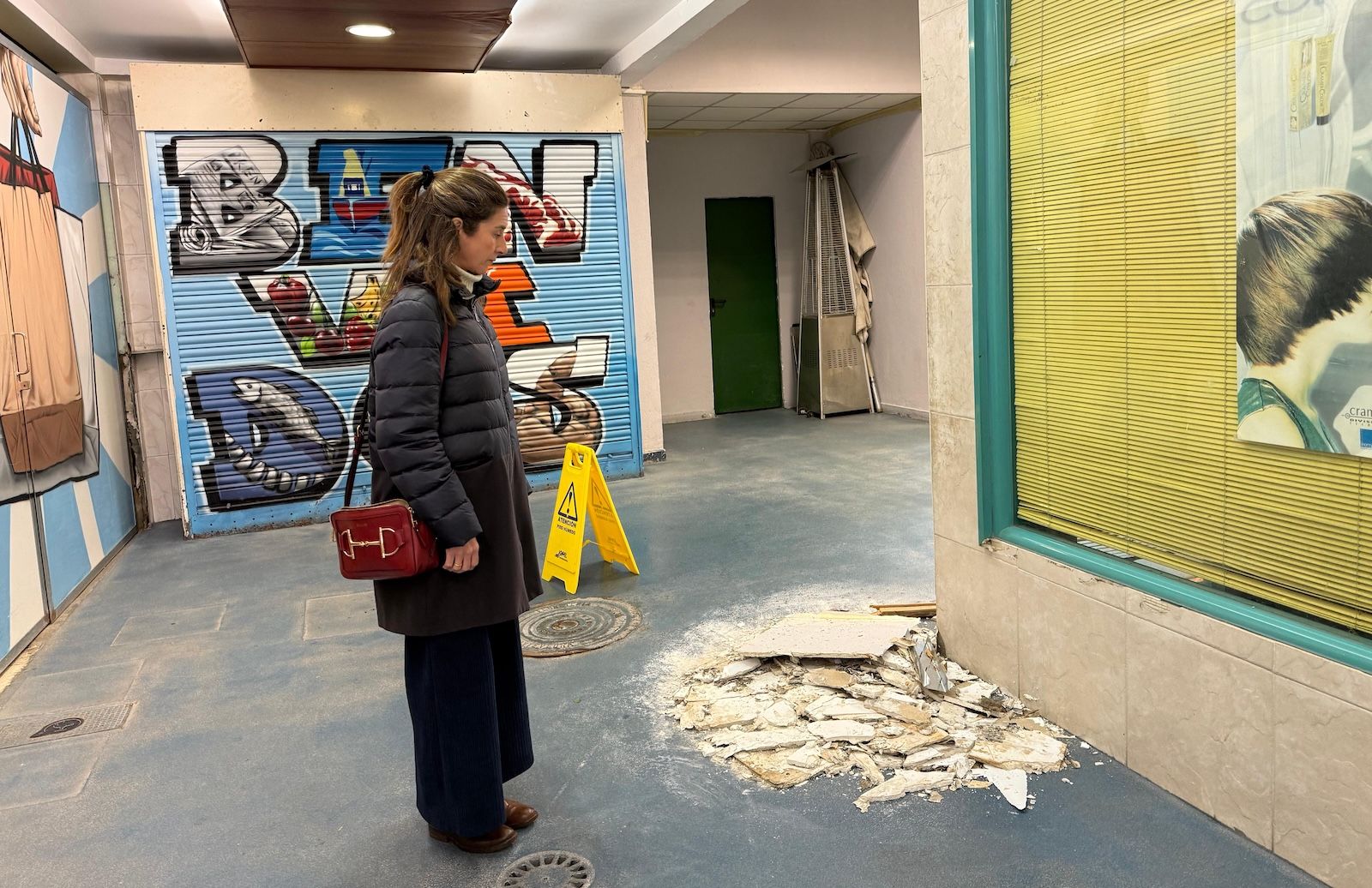 Silvia Junco mostrando los destrozos en el mercado de Fray Juan de Navarrete