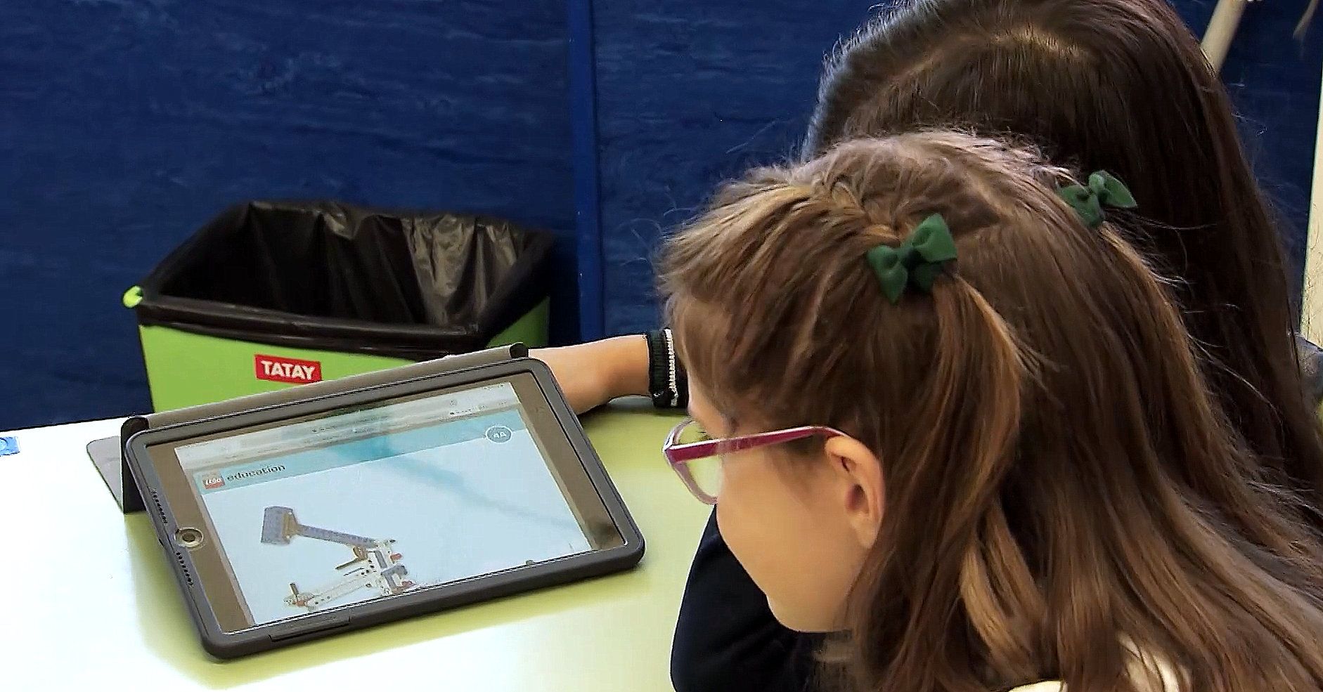 Estudoantes viendo una tablet