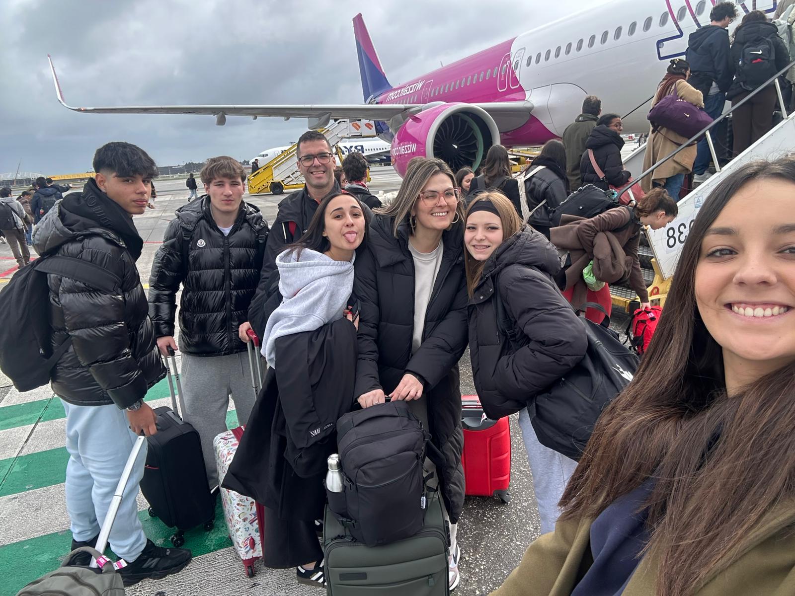 Alumnos del CIFP Montecelo a punto de subirse al avión para Italia