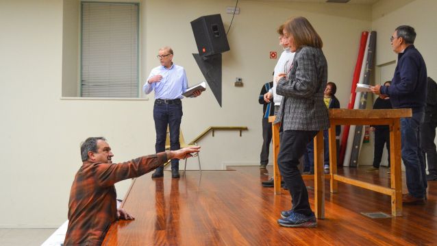 Salvador del Río dá indicacións durante o ensaio do grupo de teatro universitario