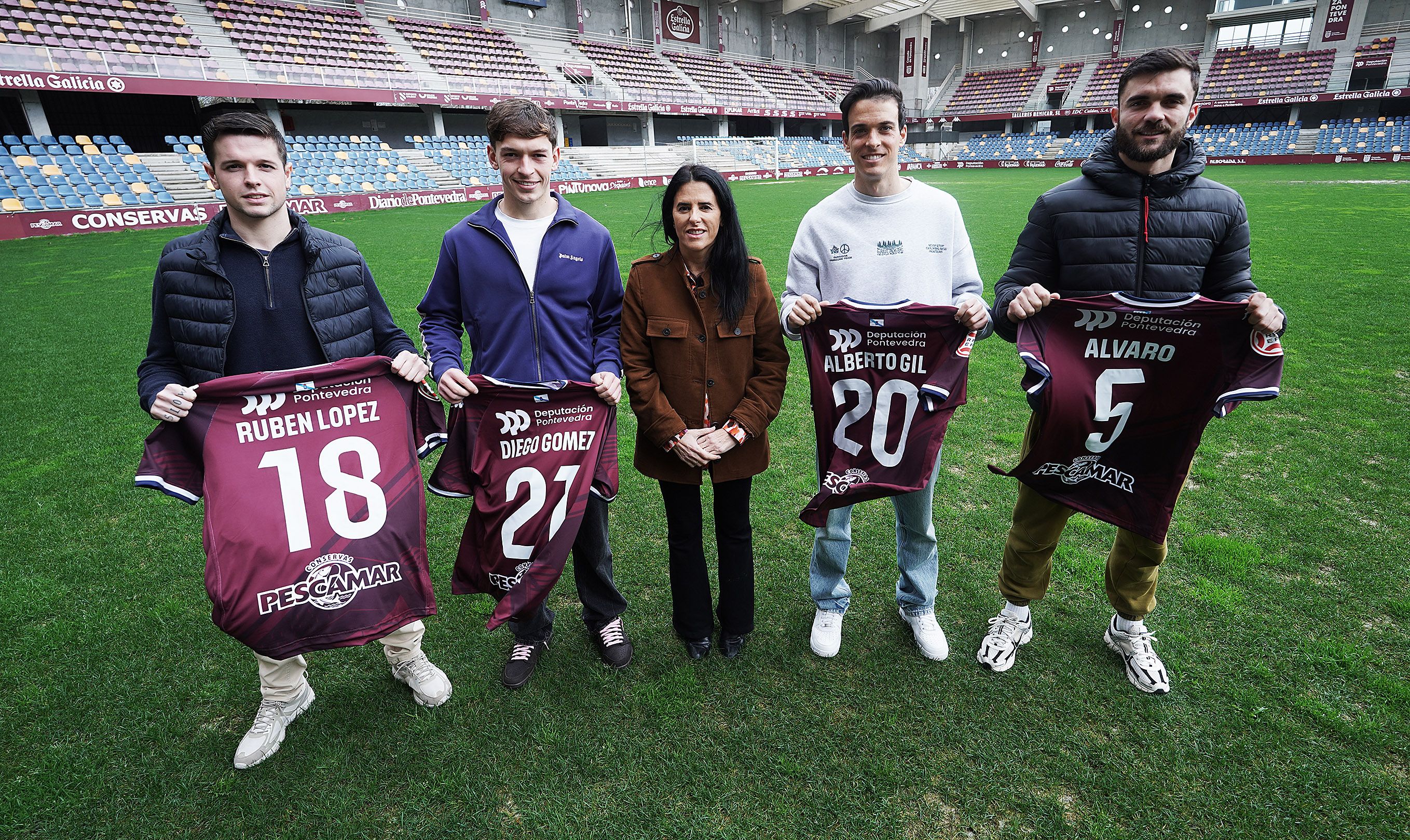 Lupe Murillo con los fichajes de invierno del Pontevedra