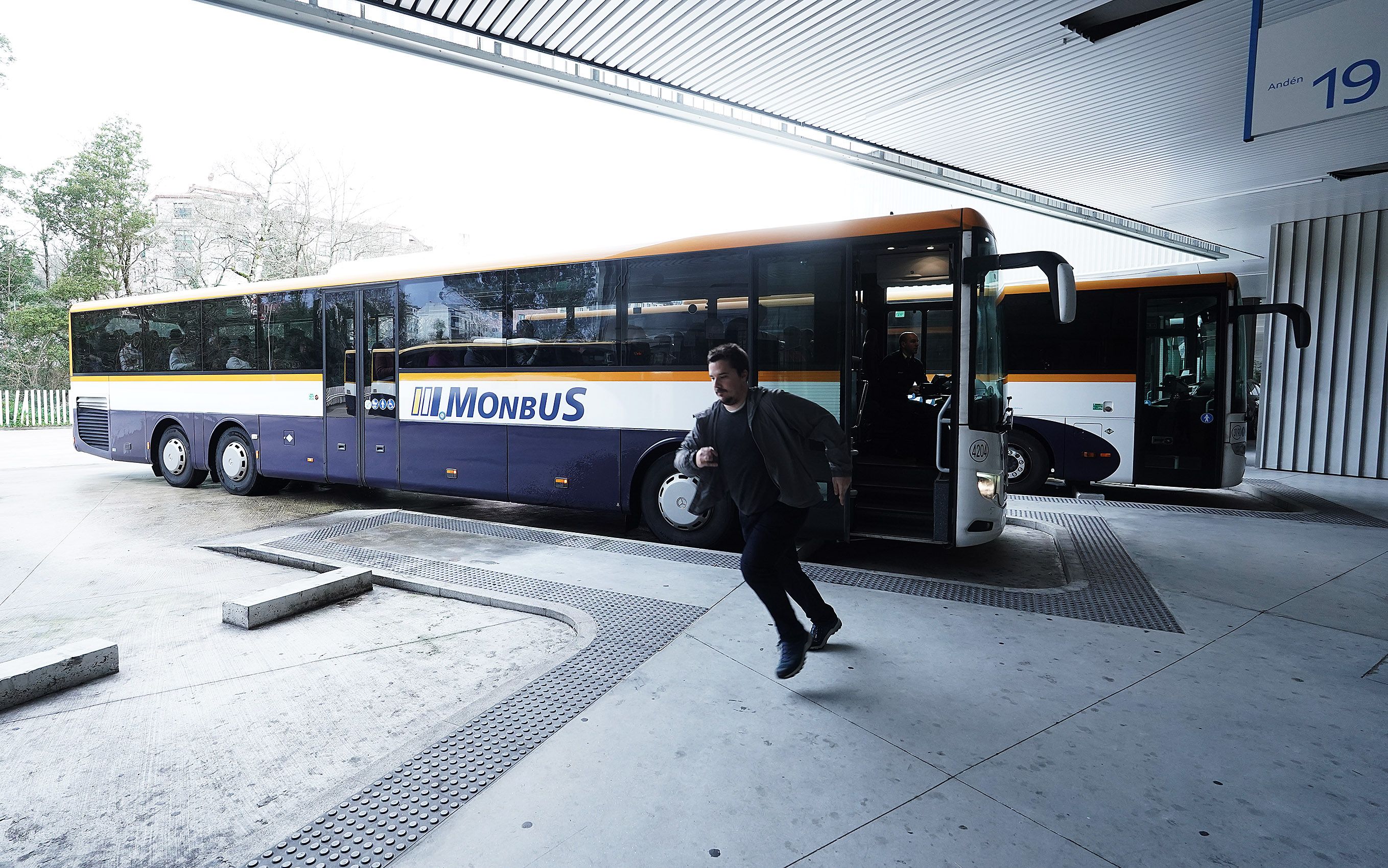 Monbus reforzó el número de autobuses este jueves