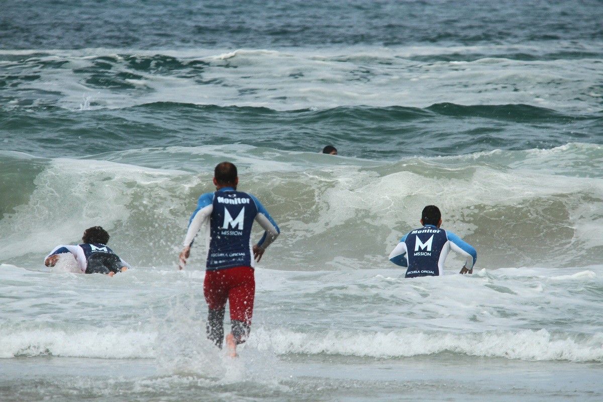Rescate dun neno na Lanzada por parte de tres monitores de surf