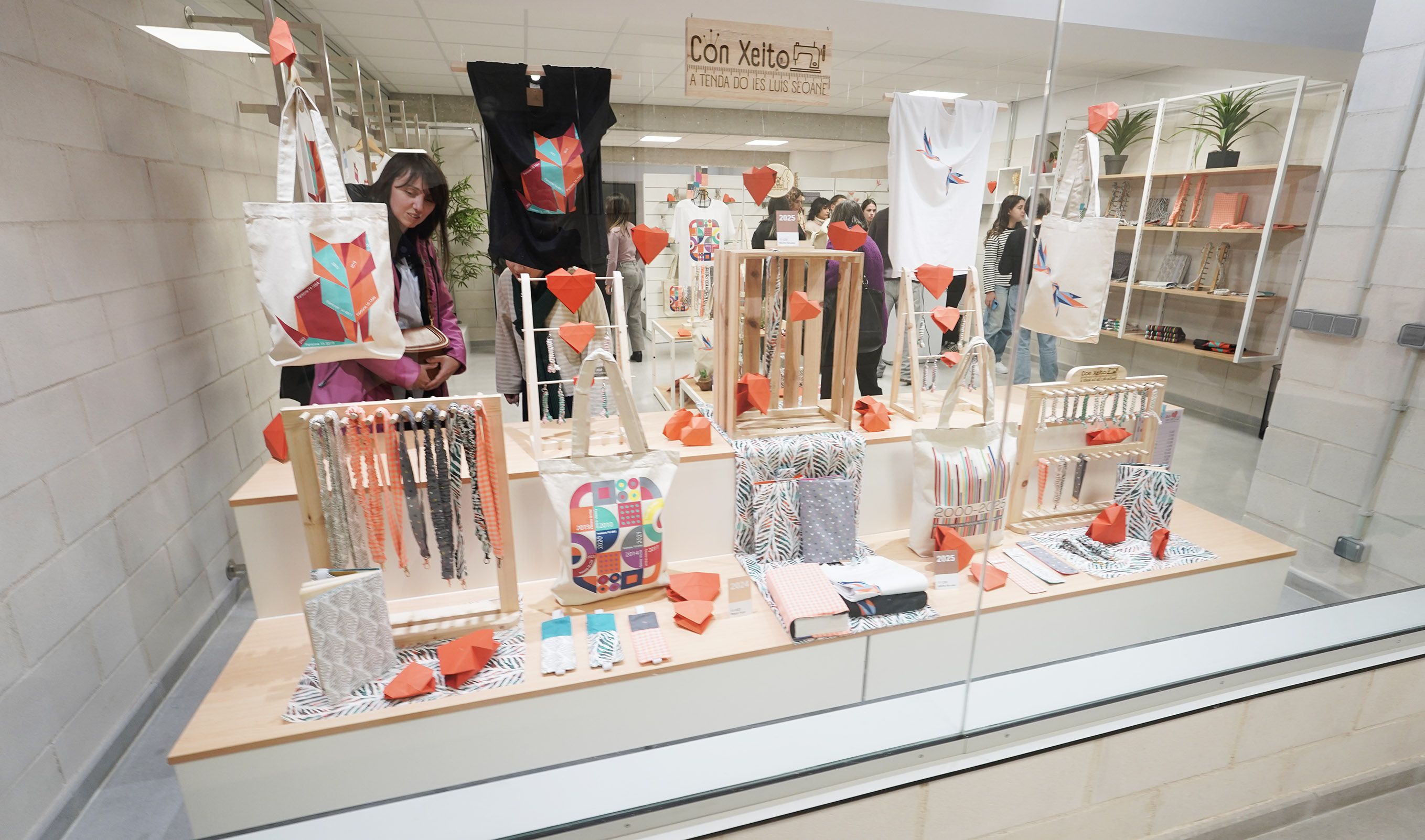 Apertura de Con Xeito, la tienda del alumnado del IES Luis Seoane