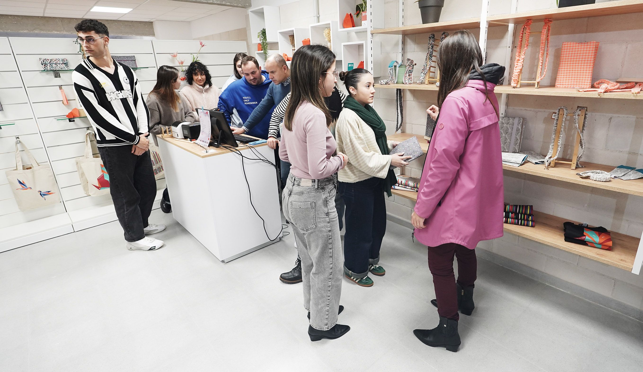 Apertura de Con Xeito, la tienda del alumnado del IES Luis Seoane