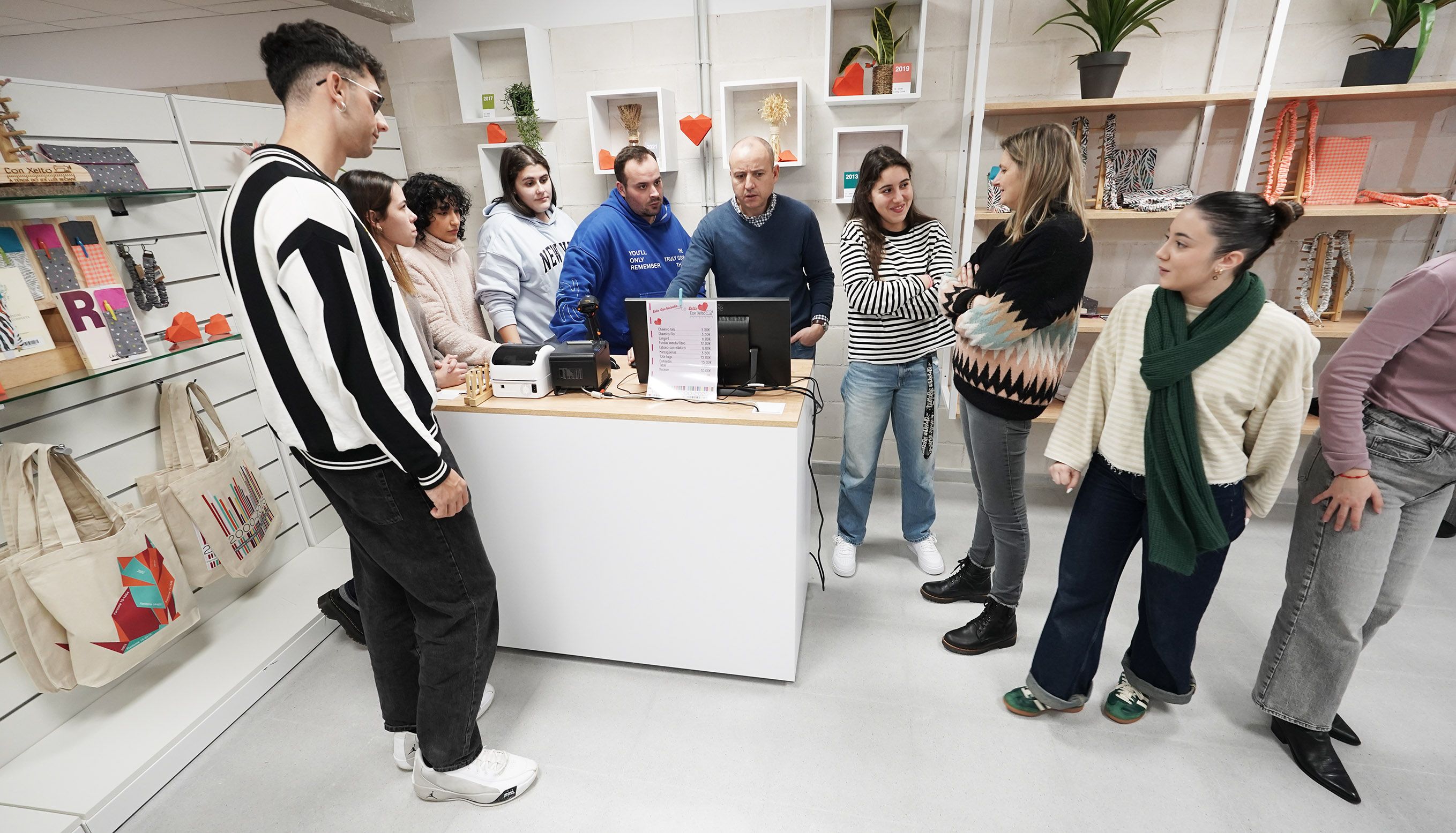 Apertura de Con Xeito, la tienda del alumnado del IES Luis Seoane