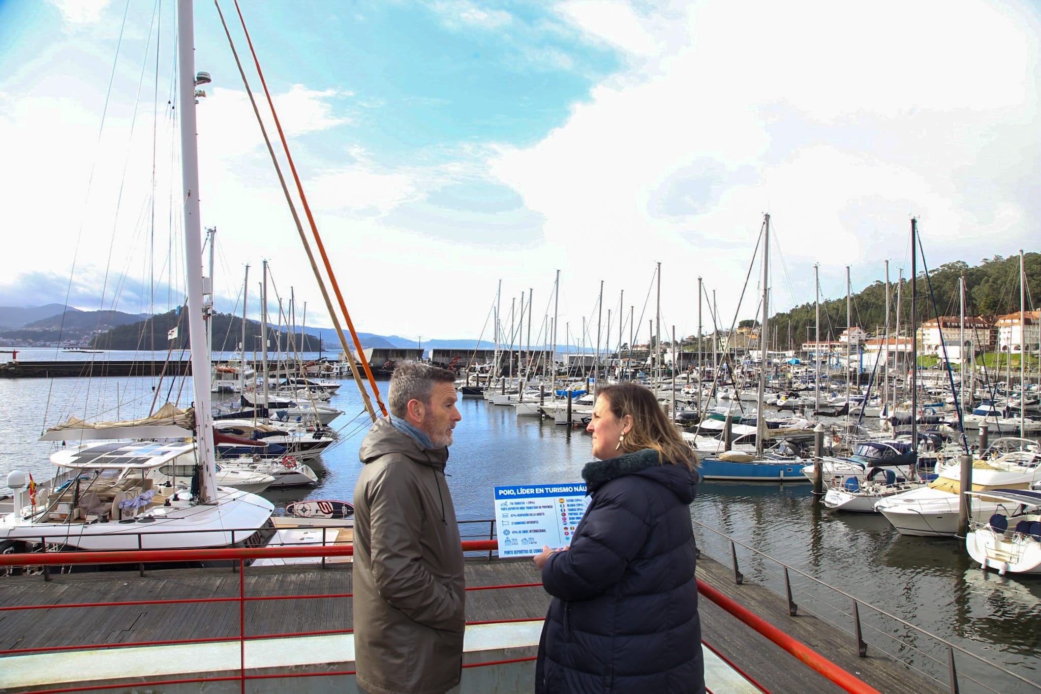 Rocío Cochón e Manuel Martínez, no porto de Combarro
