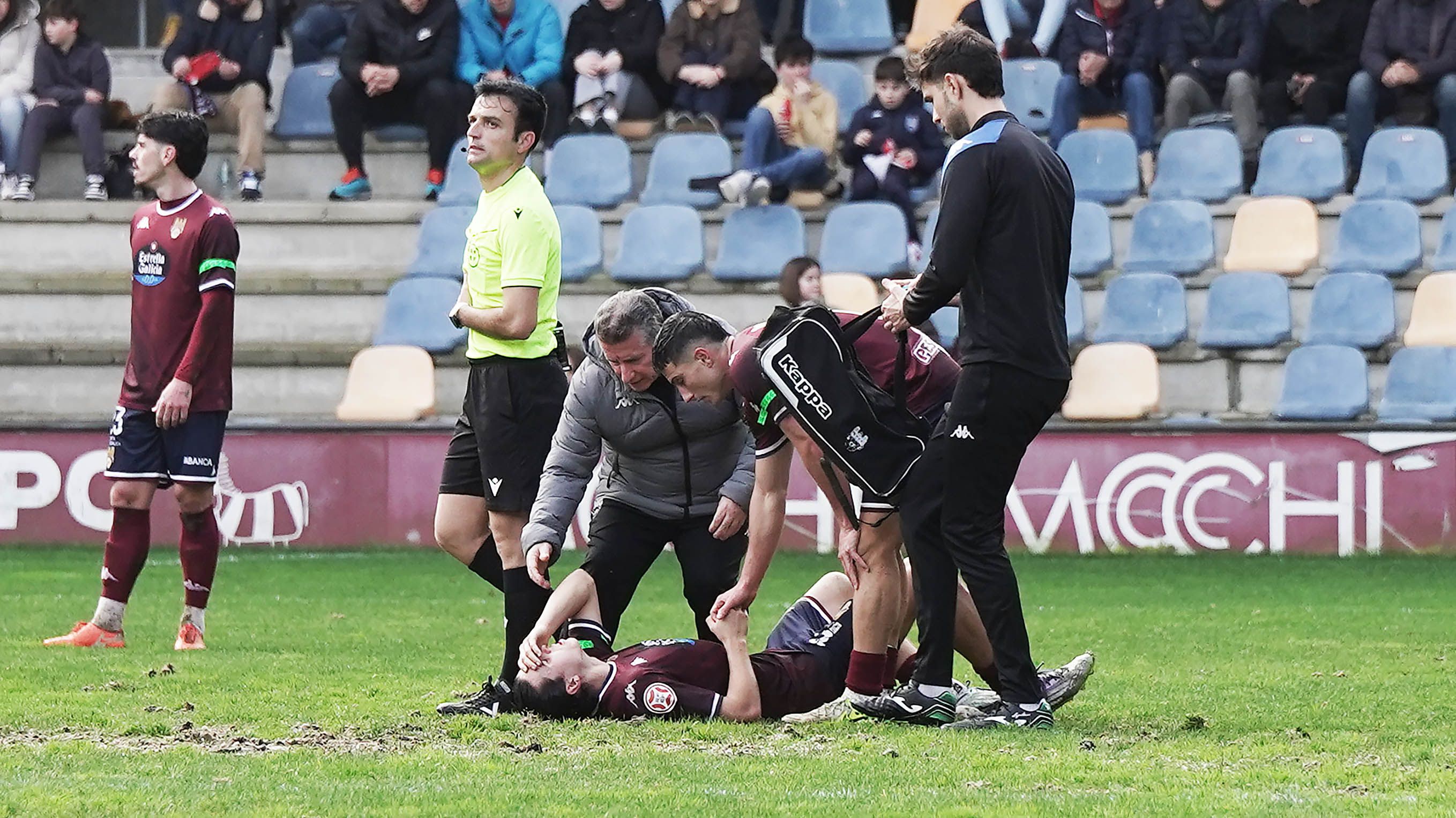 Compa, atendido por el médico en el partido entre Pontevedra CF y Real Madrid Castilla en Pasarón