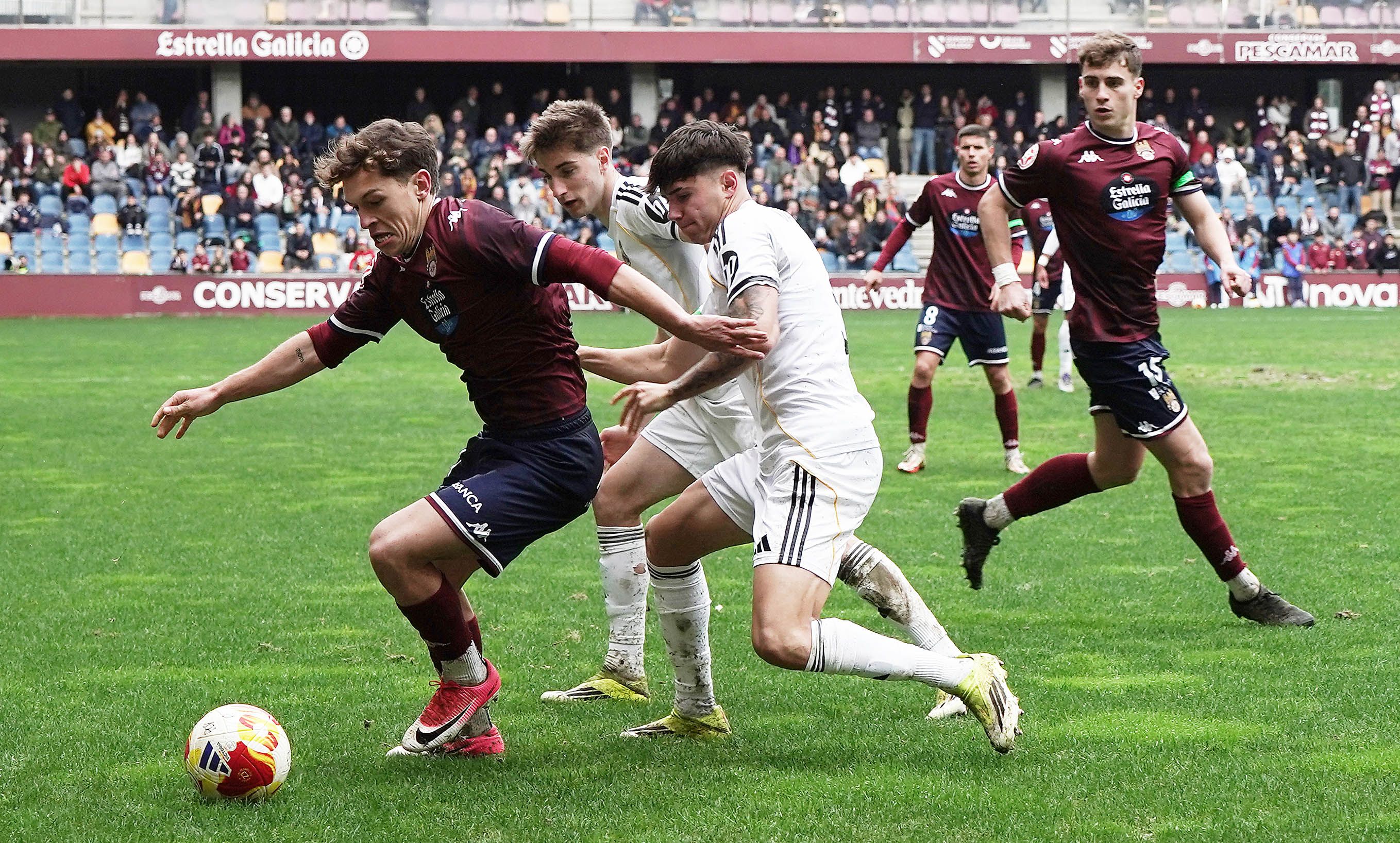 Partido entre Pontevedra CF e Real Madrid Castilla en Pasarón