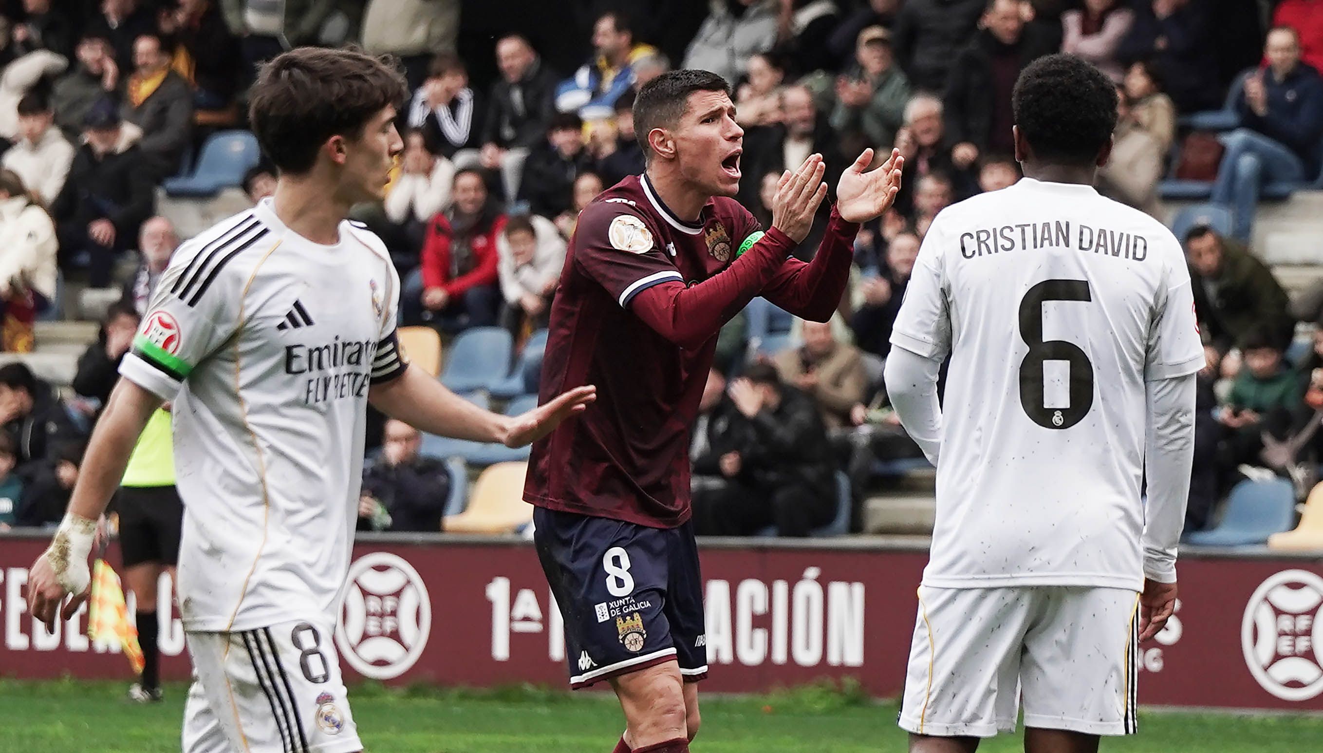 Partido entre Pontevedra CF e Real Madrid Castilla en Pasarón