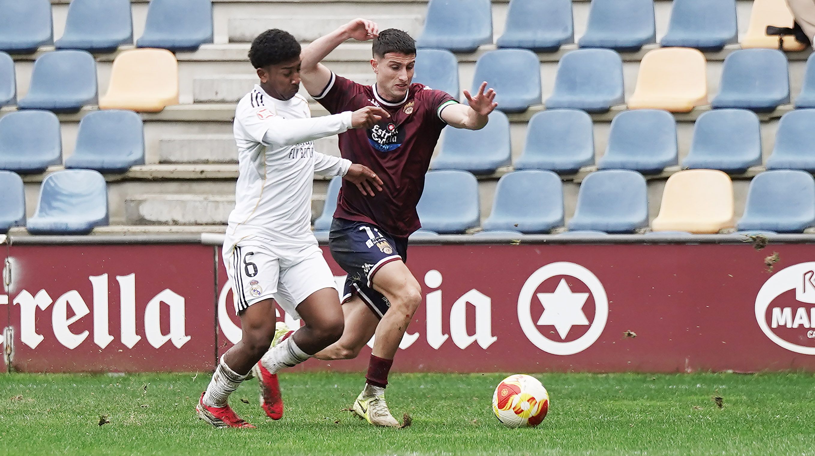 Partido entre Pontevedra CF e Real Madrid Castilla en Pasarón