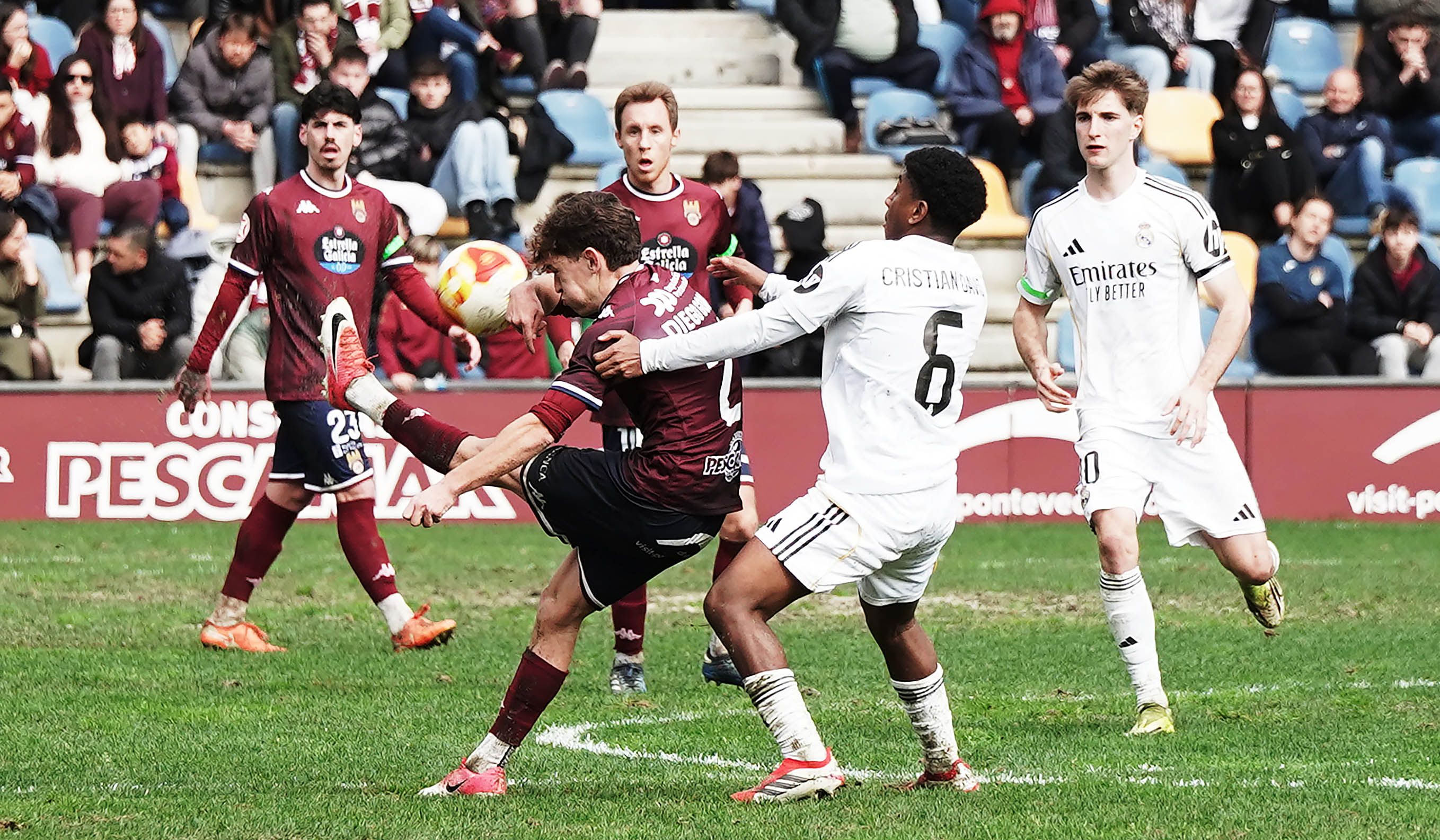 Partido entre Pontevedra CF e Real Madrid Castilla en Pasarón