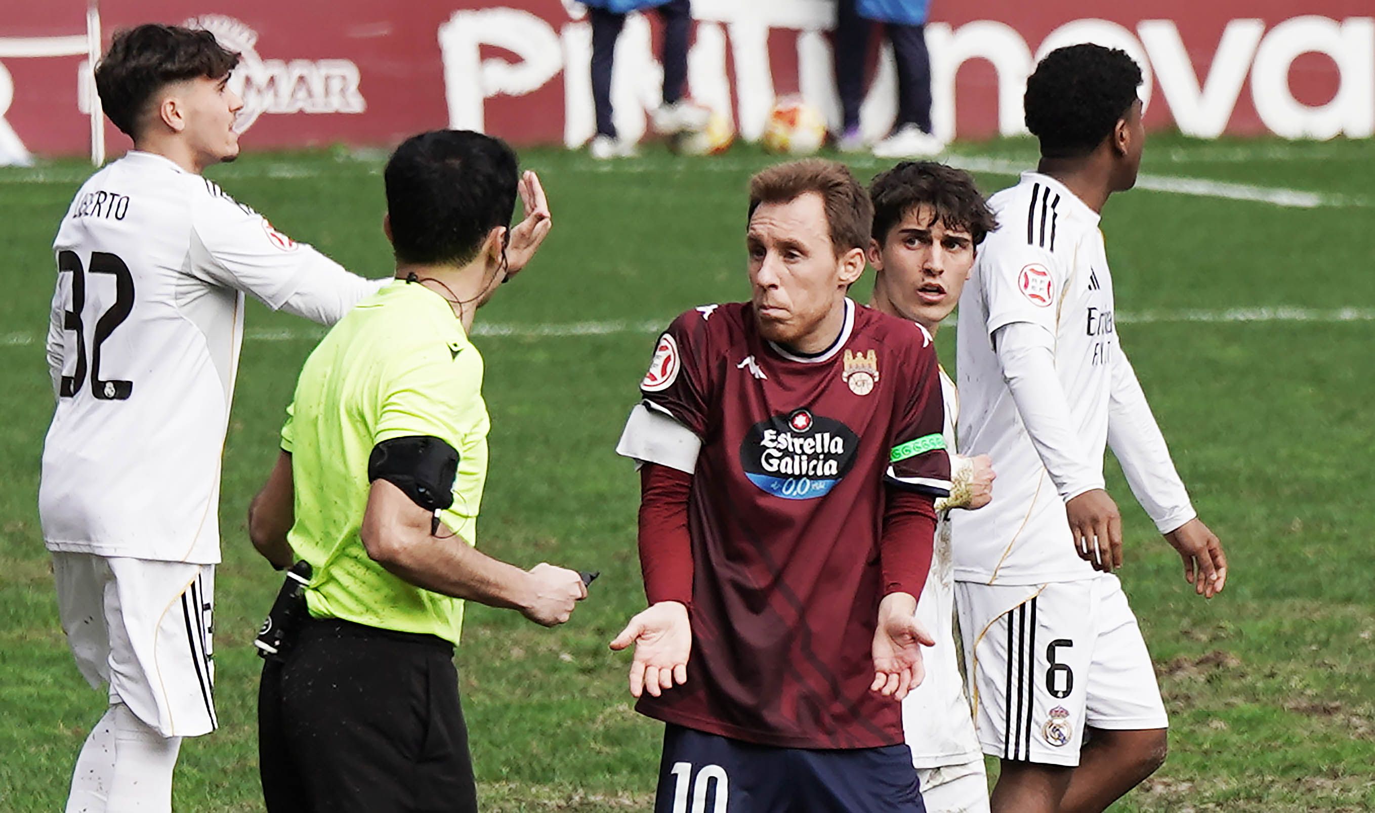 Partido entre Pontevedra CF y Real Madrid Castilla en Pasarón