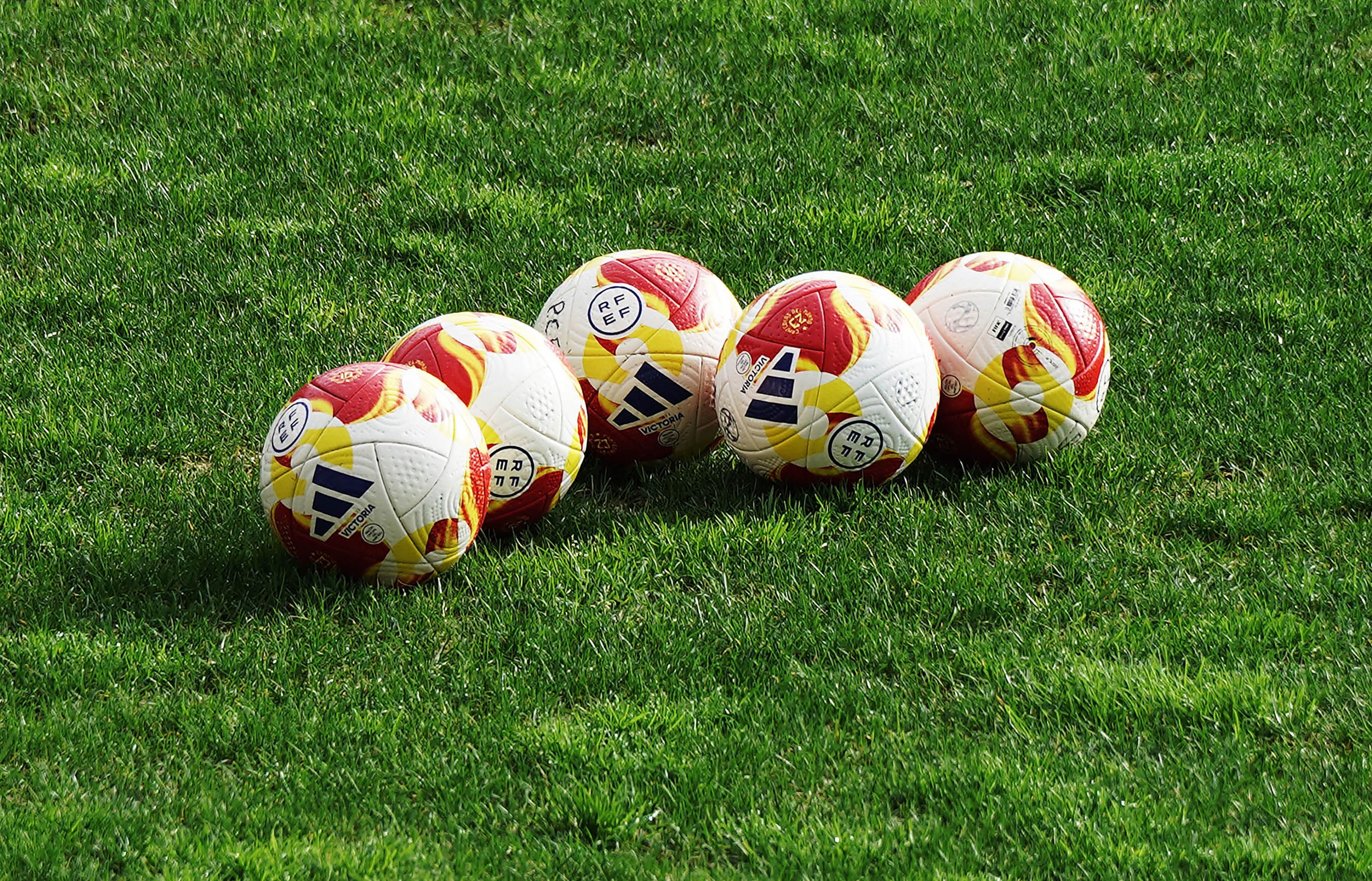 Balones de Primera RFEF en el Estadio Municipal de Pasarón