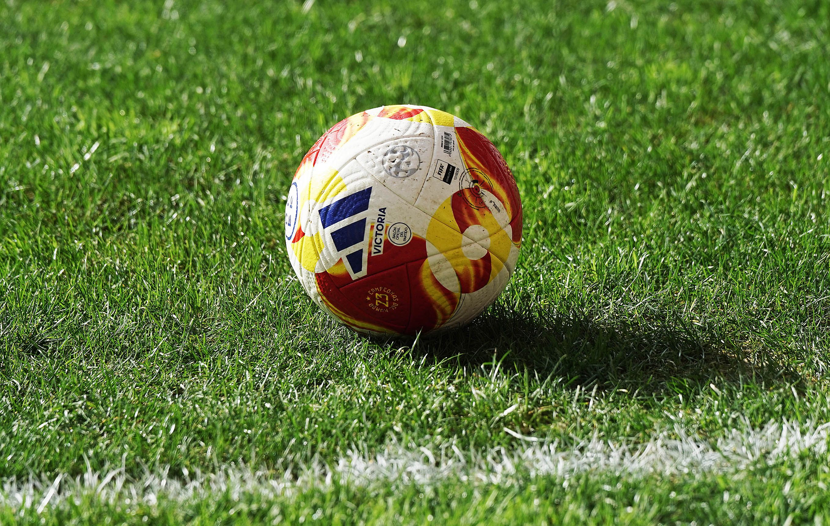Balón de la Primera RFEF en el Estadio Municipal de Pasarón