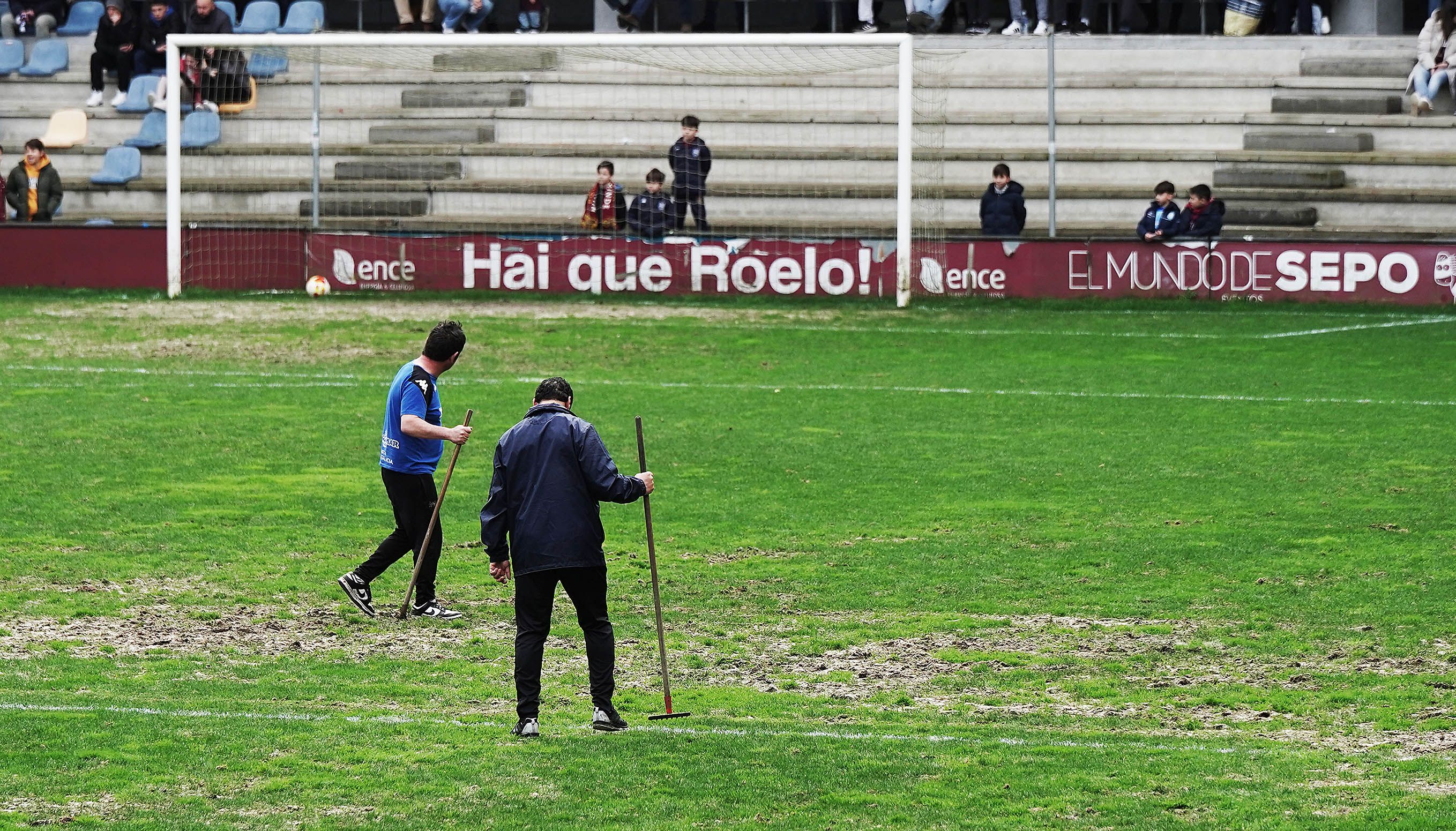 Traballos para acondicionar o céspede de Pasarón no descanso do Pontevedra-Castilla