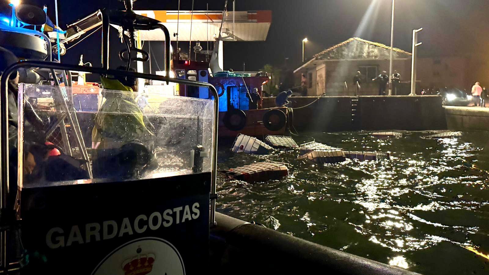 Recuperación de bidones de combustible en O Grove tras el hundimiento de un bateeiro