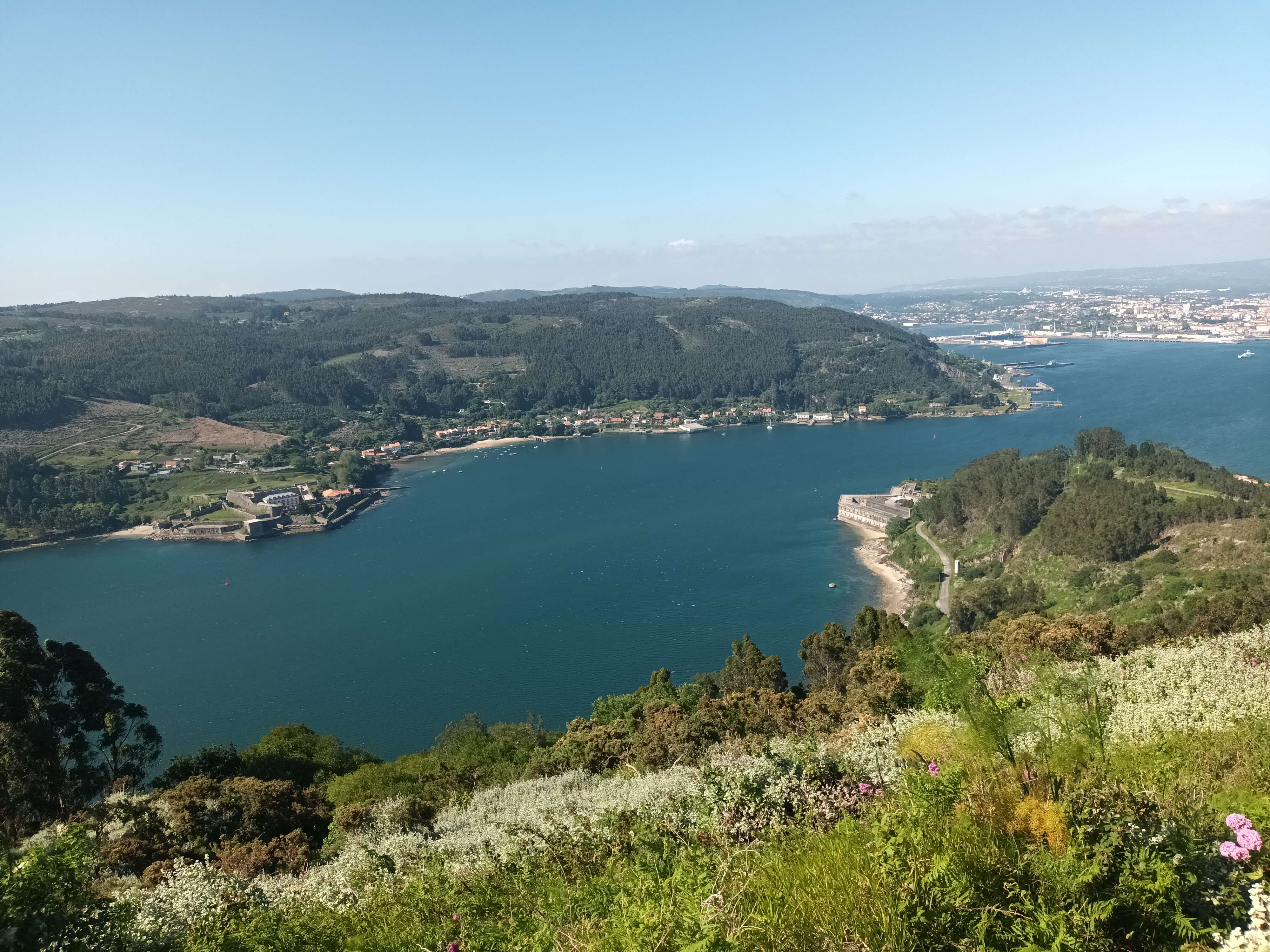Ría de ferrol dende Montefaro, con vista dos dous castelos