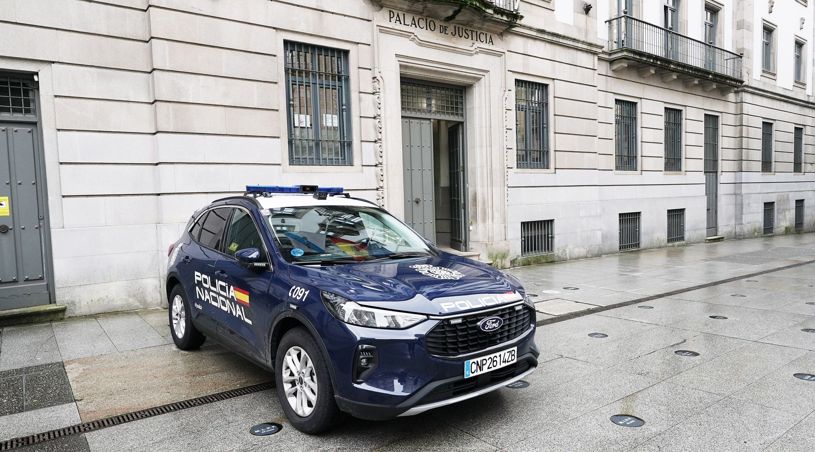 Vehículo policial aparcado diante da Audiencia de Pontevedra