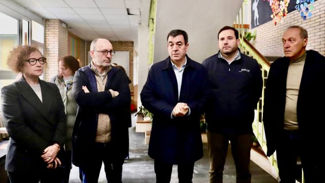 Visita do conselleiro ao colexio de Tenorio despois do incendio