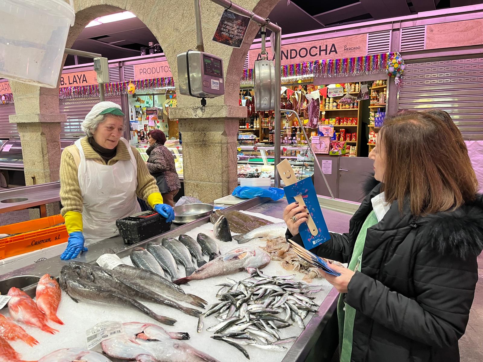 Visita al Mercado de Abastos con motivo de la campaña contra el desperdicio alimentario