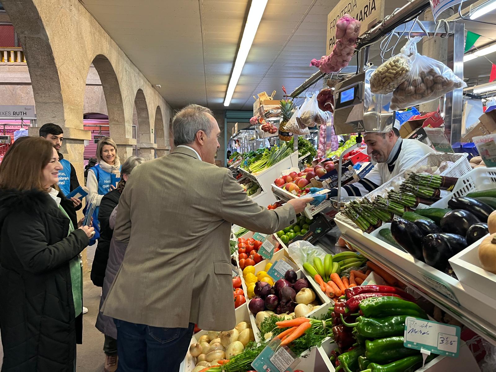 Visita al Mercado de Abastos con motivo de la campaña contra el desperdicio alimentario