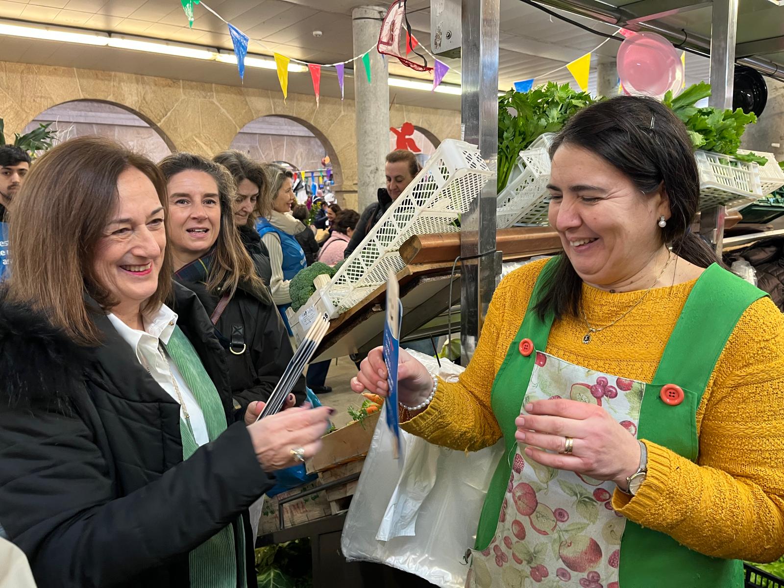 Visita al Mercado de Abastos con motivo de la campaña contra el desperdicio alimentario