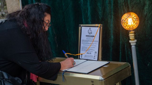 Sinatura de condolencias no enterro da Sardiña en Marín