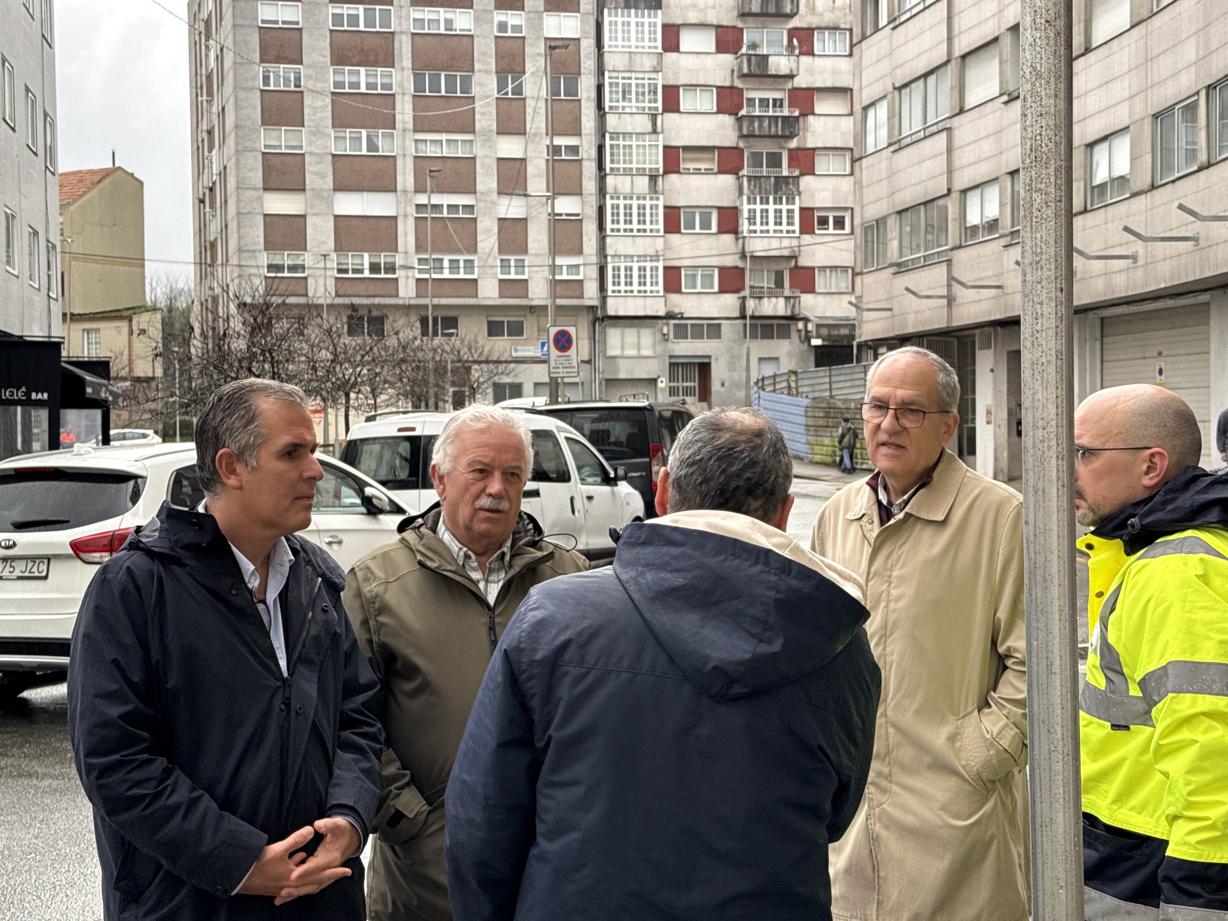 Rafa Domínguez con veciños de Fernando Olmedo