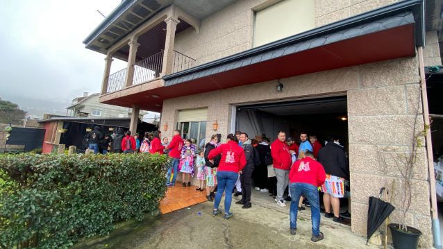 O Entroido de Cobres trasladou a alegría casa por casa