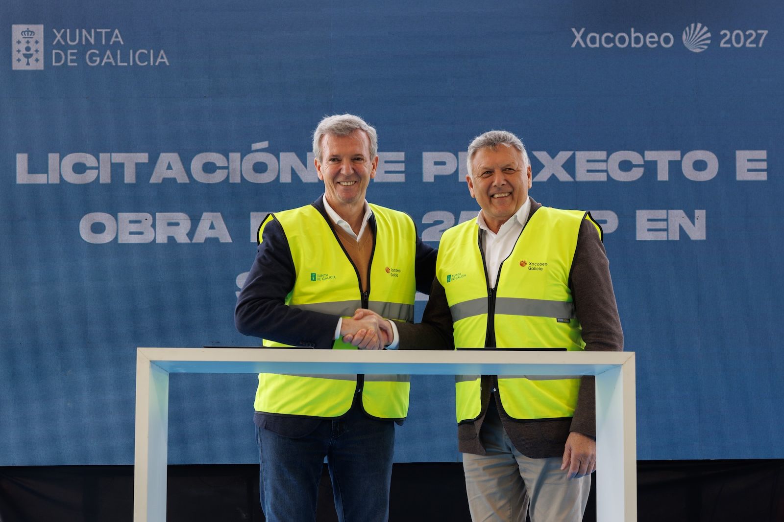 Alfonso Rueda y Telmo Martín firman la cesión de una parcela en Noalla para vivienda pública