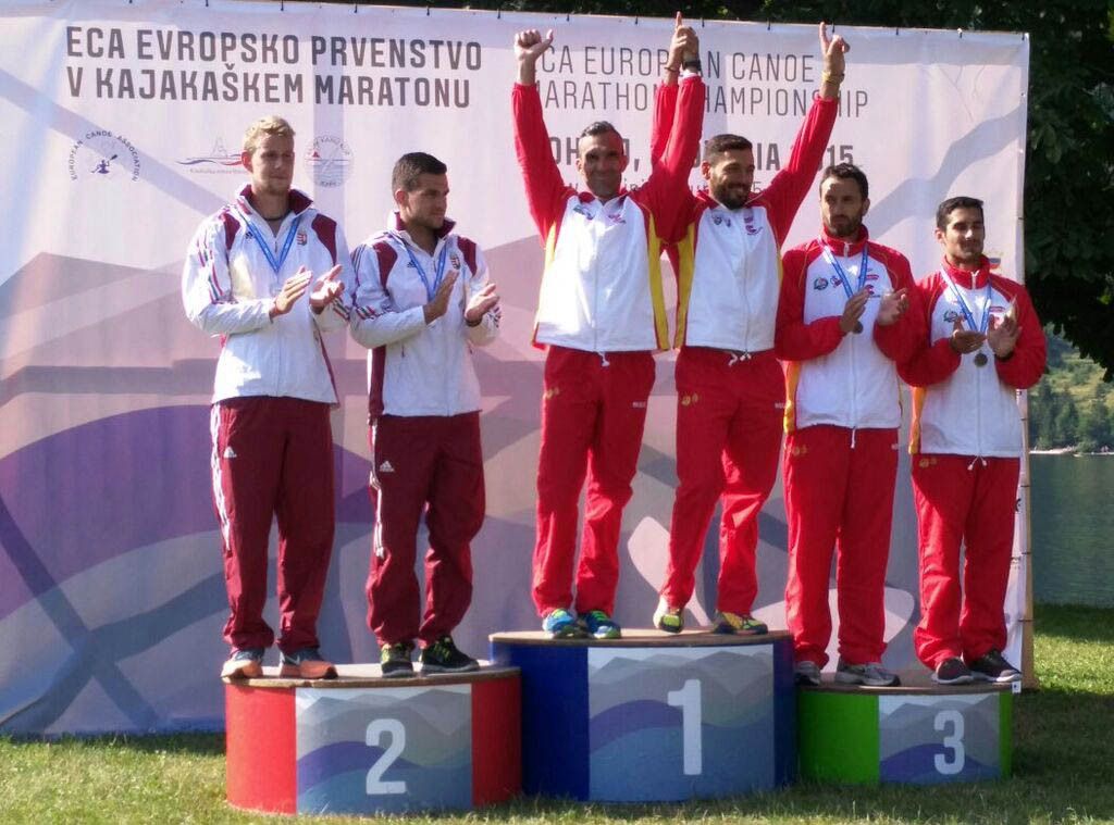 Álvaro Fernández Fiuza (á dereita), no podio do Europeo de piragüismo maratón