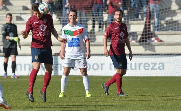Dani Bea, entre Kevin Presa e Campillo, no partido entre Pontevedra e Laracha en Pasarón