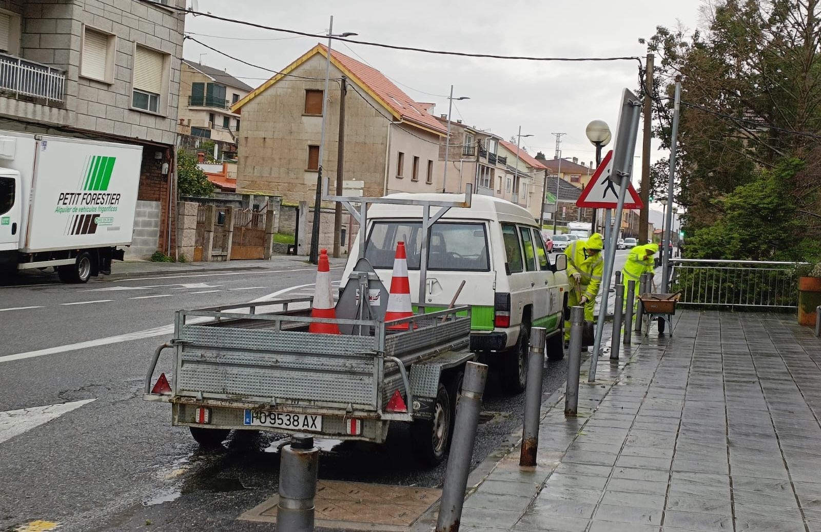 Operarios municipales trabajando en Poio