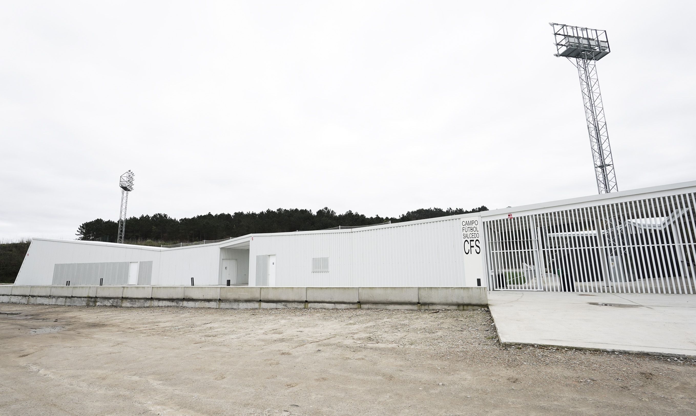 Visita al campo de fútbol de Salcedo
