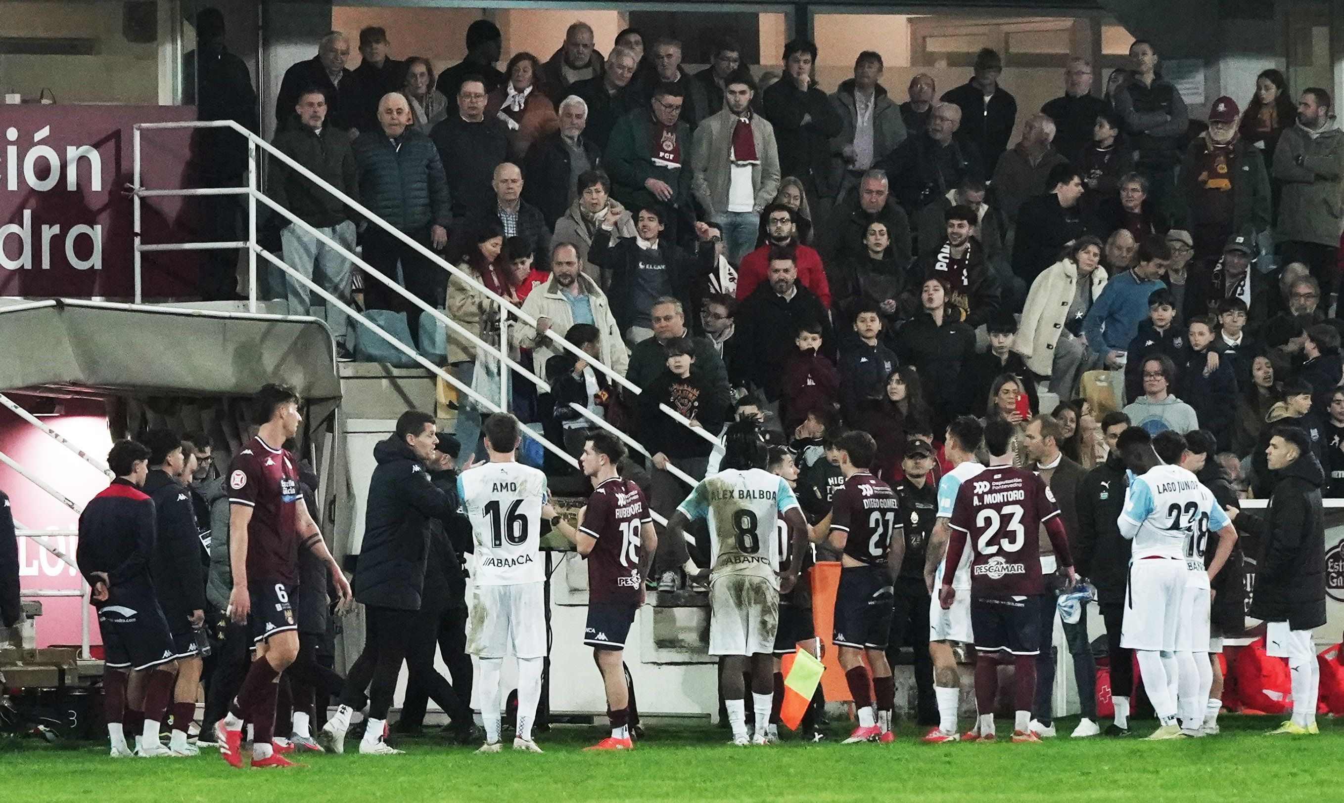 Partido entre Pontevedra CF y Club Deportivo Lugo en Pasarón
