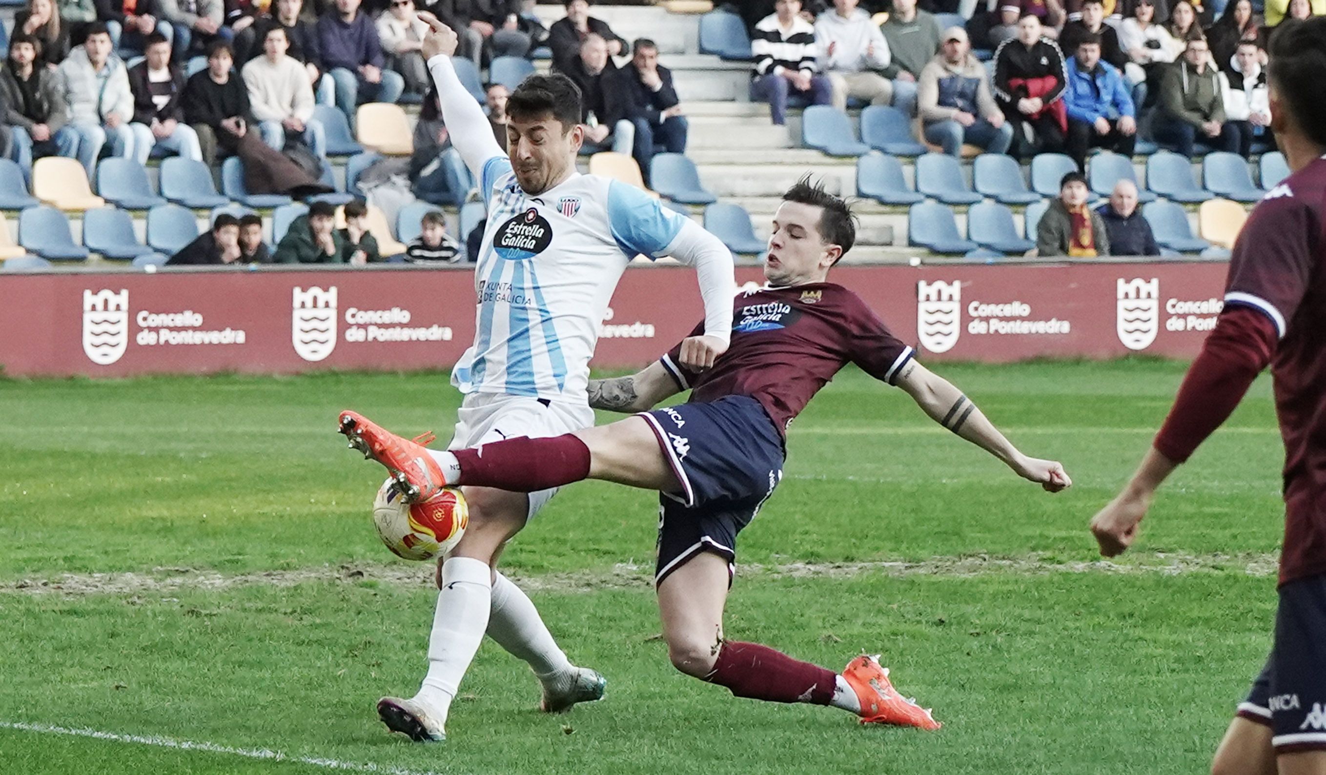 Partido entre Pontevedra CF y Club Deportivo Lugo en Pasarón