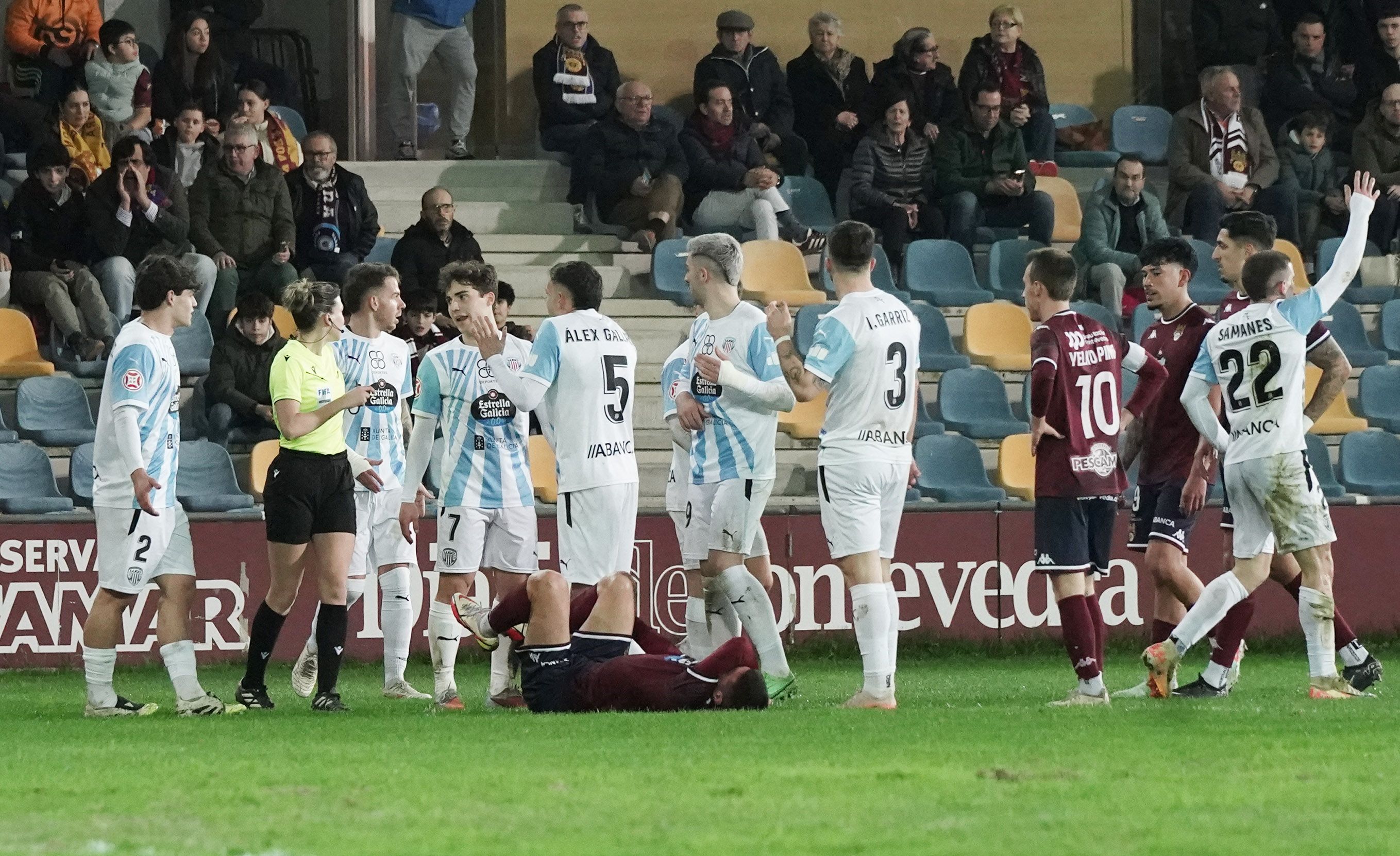 Partido entre Pontevedra CF y Club Deportivo Lugo en Pasarón