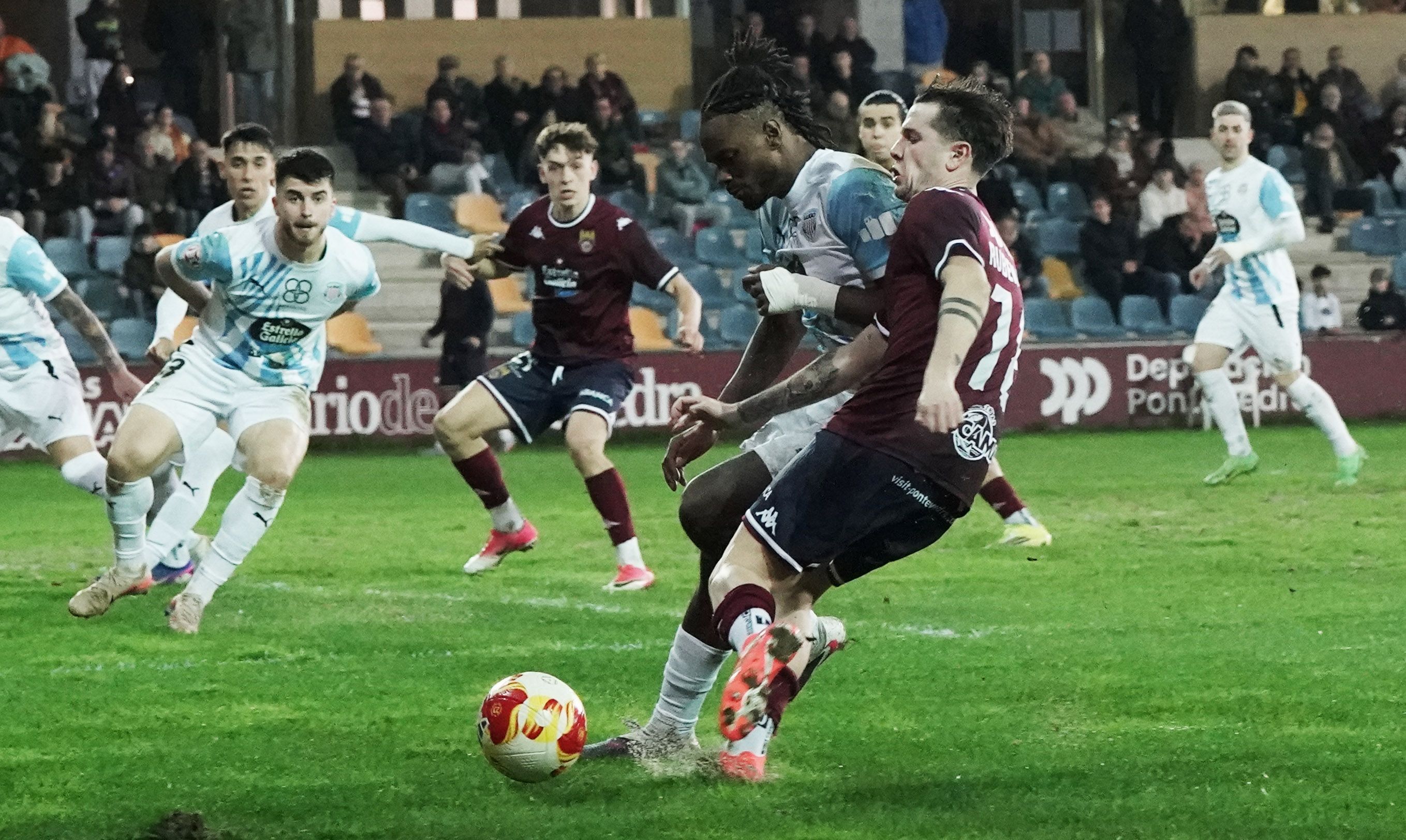 Partido entre Pontevedra CF y Club Deportivo Lugo en Pasarón
