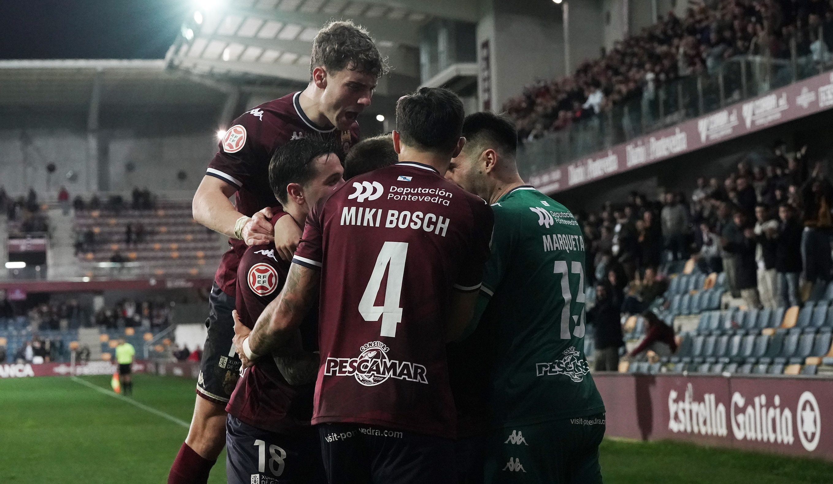 Partido entre Pontevedra CF y Club Deportivo Lugo en Pasarón