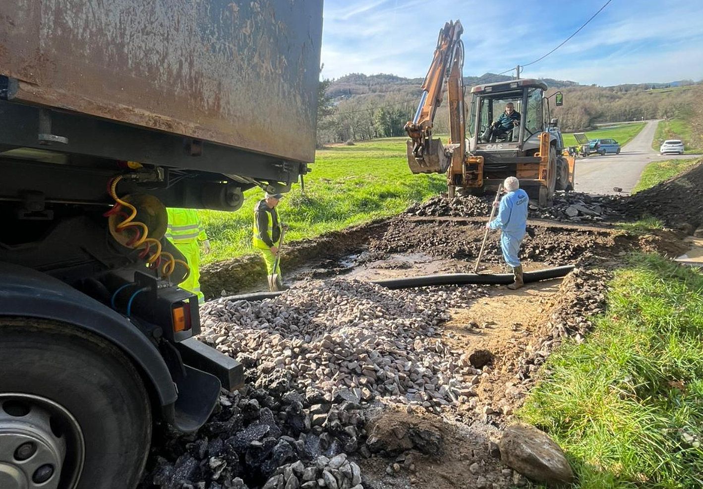 Obras para resolver el bache en la pista de Carballedo