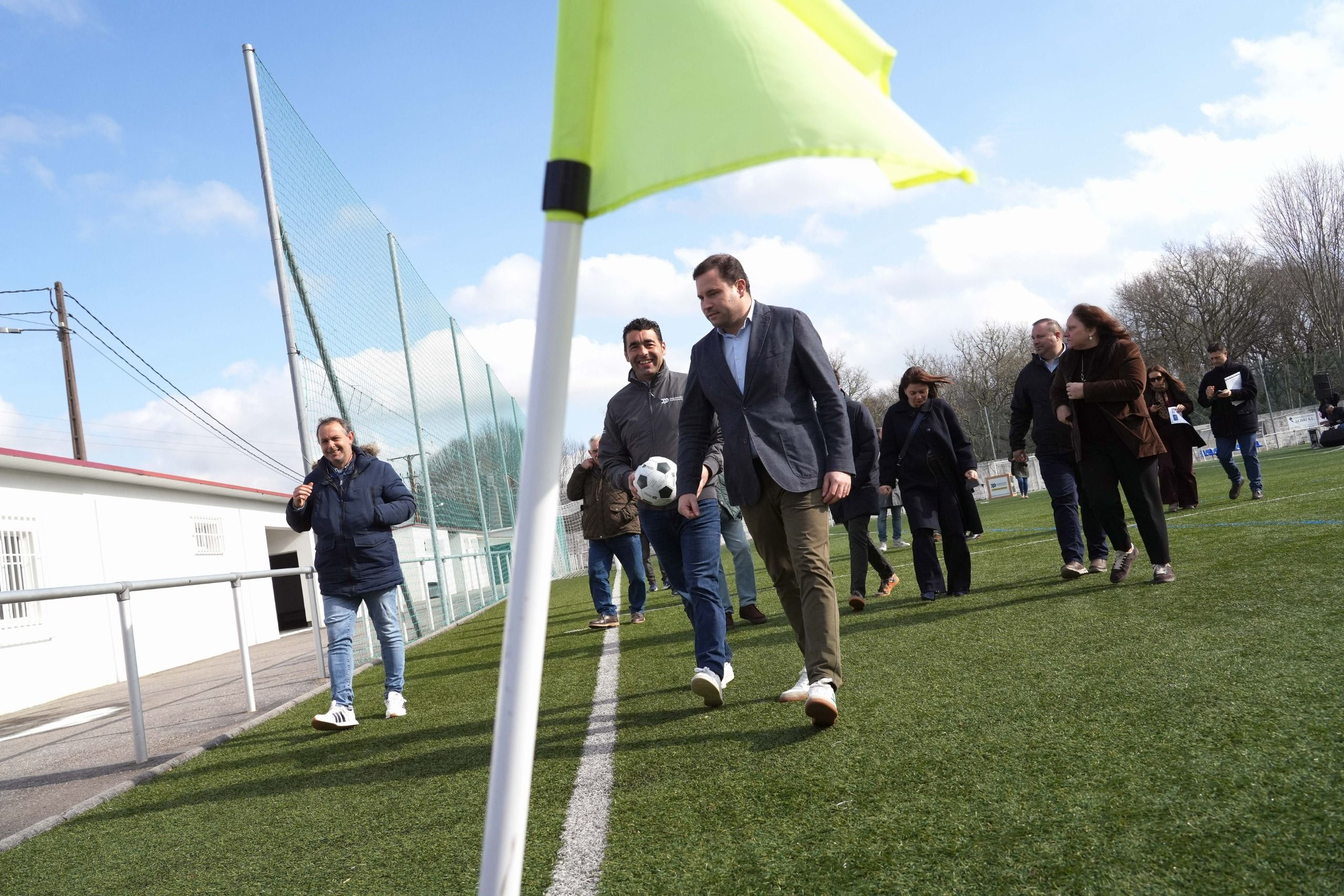Luis López visita el campo de fútbol de As Estremas, en Cerdedo-Cotobade