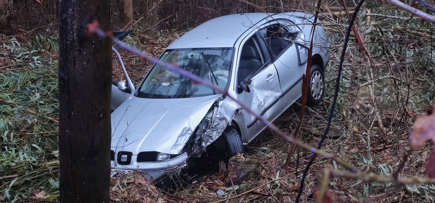 Coche que cayó por un terraplén en Cuntis