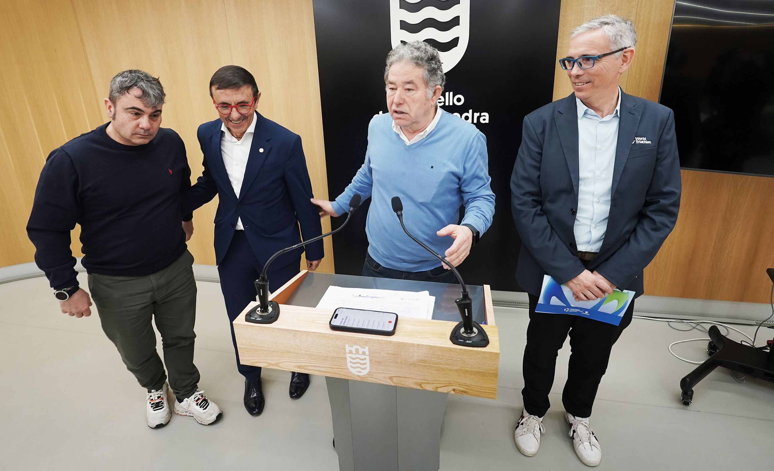 Parte del comité organizador de l Gran Final de las Series Mundiales de Triatlón 2026