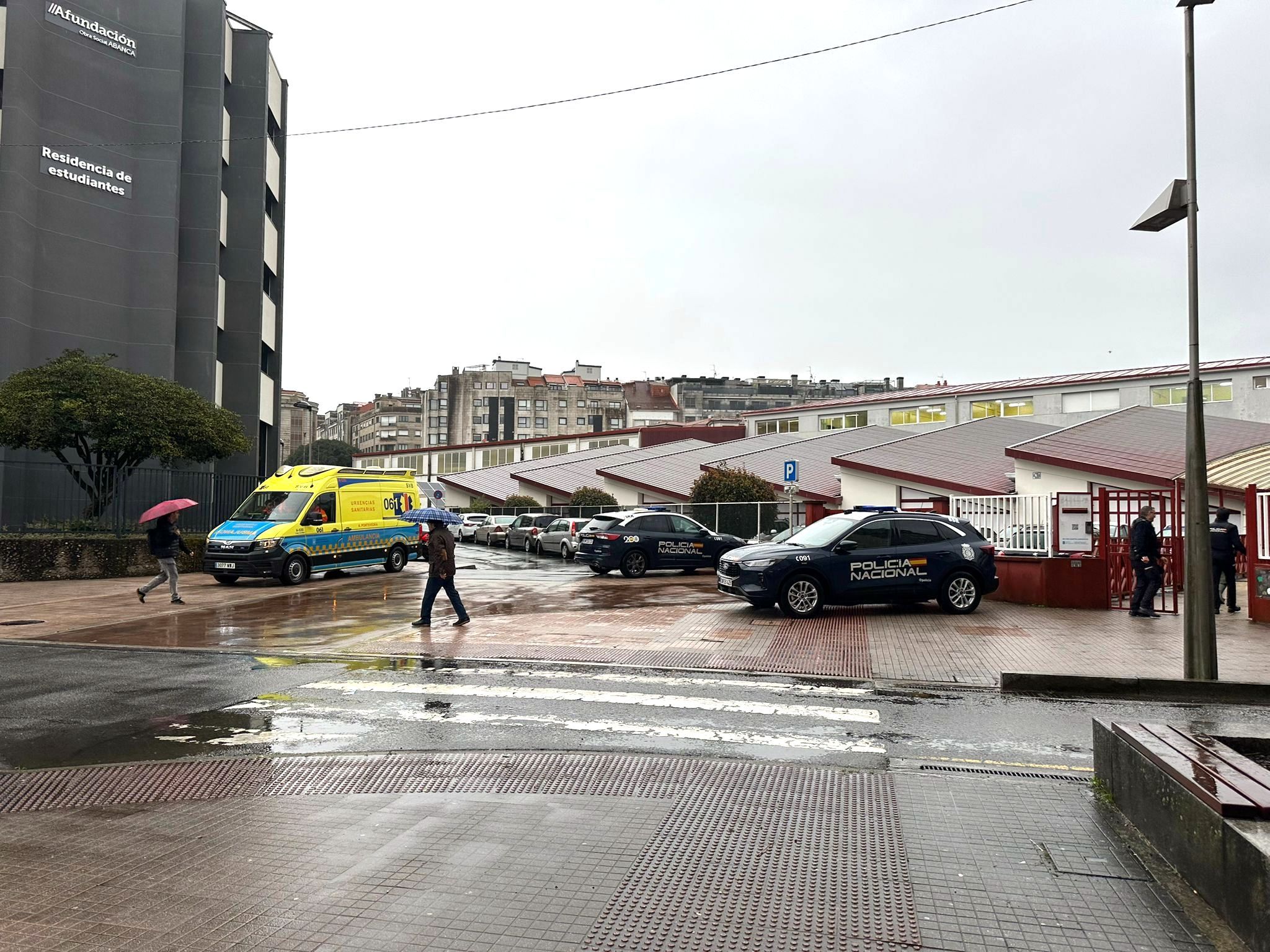Policía Nacional y una ambulancia en el IES Frei Martín Sarmiento