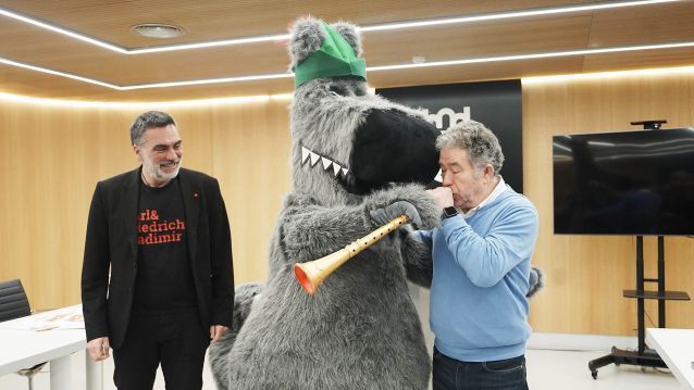 Demetrio Gómez, Orbil e o alcalde de Pontevedra cun instrumento con motivo da presentación do Salón do Libro
