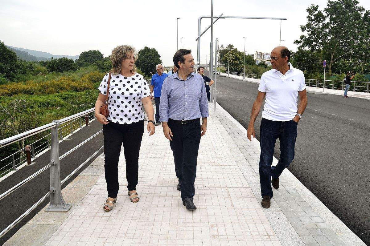 Los concejales Carmen Fouces y Luis Bará en la visita al nuevo vial