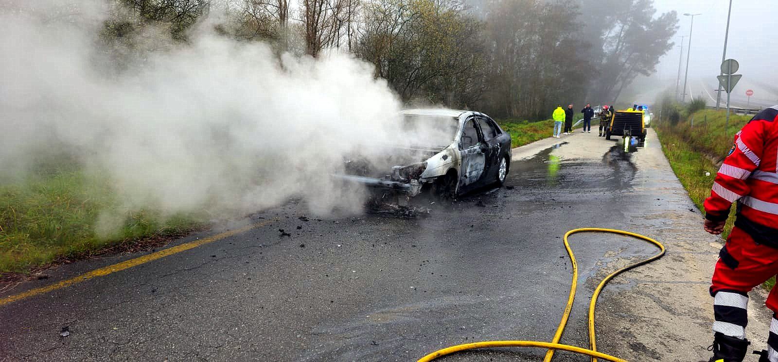 Incendio de un turismo en Caldas de Reis